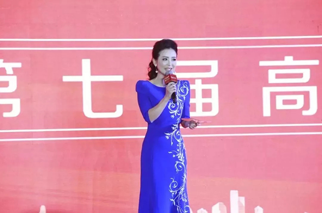 下午13时整,嘉宾一一到场并有序签到,随后由吉林电视台主持人杨欣